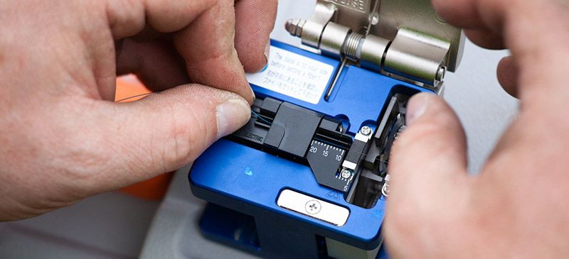 A blade is ‘cleaving’ the fibre to the correct angle
