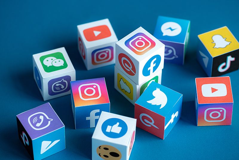Paper cubes collection with printed logos of world-famous social networks and online messengers, such as Facebook, Instagram, YouTube, Twitter, Snapchat and others.