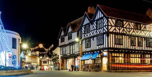 A picture of a quiet street at night in Stratford-upon-Avon